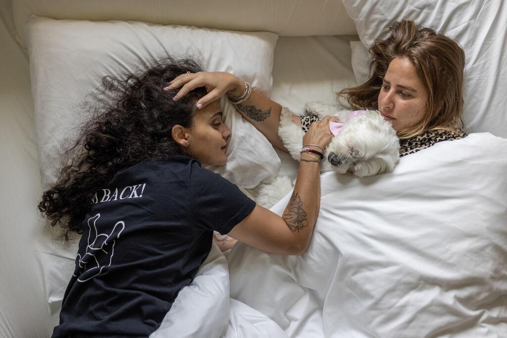 Documenting the first months following the return of former hostage Emily Damari, who was abducted on October 7 and held by Hamas for 471 days. Injured in her leg and arm, she later advocated for the release of fellow Kibbutz Kfar Aza residents Gali and Ziv Berman, who were freed later on (Across Israel, January–August 2025) (Photo: Avishag Shaar-Yashuv for the 'New York Times') תיעוד החודשים הראשונים לאחר שובה של שורדת השבי אמילי דמארי, שנחטפה ב-7 באוקטובר והוחזקה בשבי החמאס במשך 471 ימים. אמילי, שנפצעה ברגלה ובידה, שבה לישראל במסגרת הסכם לשחרור חטופים. עם שחרורה פעלה אמילי רבות למען שחרור חבריה לקיבוץ כפר עזה, גלי וזיו ברמן, שנותרו בשבי החמאס ושוחררו בהמשך. רחבי ישראל, ינואר-אוגוסט 2025