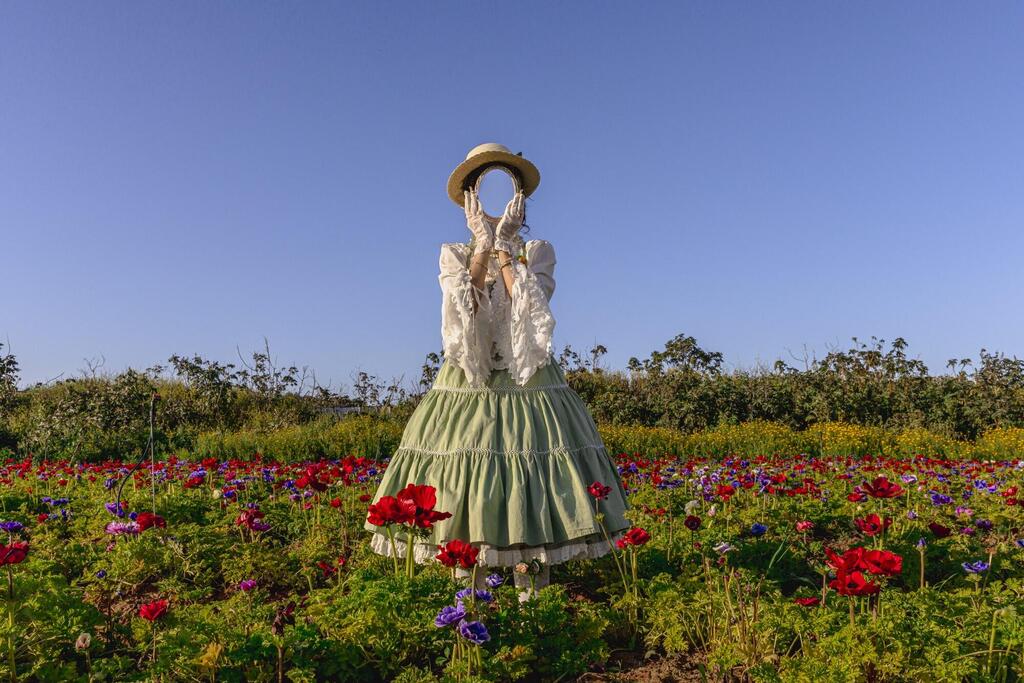 “Lolita” street fashion, originating in Harajuku, Tokyo, has been embraced by Israeli youth, drawn to its aesthetic ideals and fantasy elements. Lolita communities exist across the globe (Across Israel, 2020–2025) (Photo: Cadya Levy) לוליטה היא אופנת רחוב, שמקורה באזור הרג'וקו בטוקיו, יפן. צעירים וצעירות בישראל אימצו אופנה זו, ששואפת ליופי, אסתטיקה, שלמות ועולם עשיר בדמיון ופנטזיה. קהילות לוליטה קיימות בכל רחבי העולם. רחבי ישראל, 2020-2025