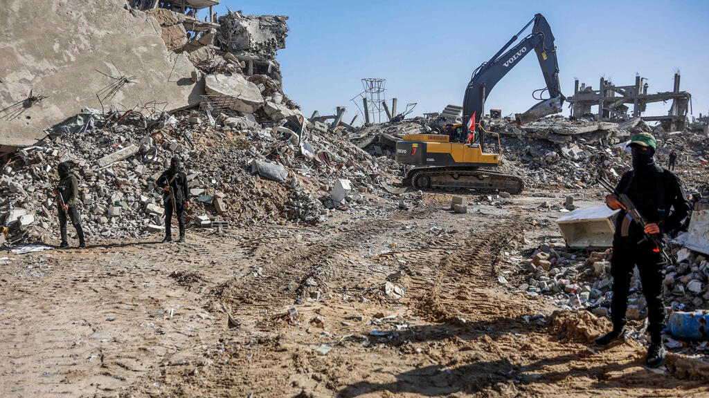 Hamas operatives search for body of hostage in Jabaliya, Gaza (Photo: Omar Al-Qattaa / AFP) חיפושים בג'באליה