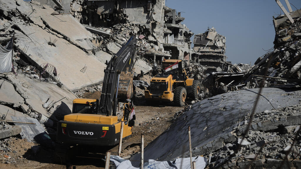 Поиски тел заложников в Газе (Фото: AP Photo/Jehad Alshrafi) חיפושים בג'באלייה
