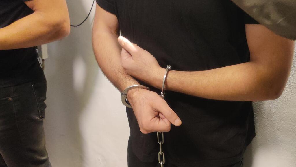 Десятки задержанных в ходе полицейского рейда (Фото: пресс-служба полиции) פשיטת הענק על ארגוני הפשיעה חרירי ואבו לטיף