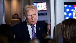 נשיא ארה"ב דונלד טראמפ על האייר פורס 1