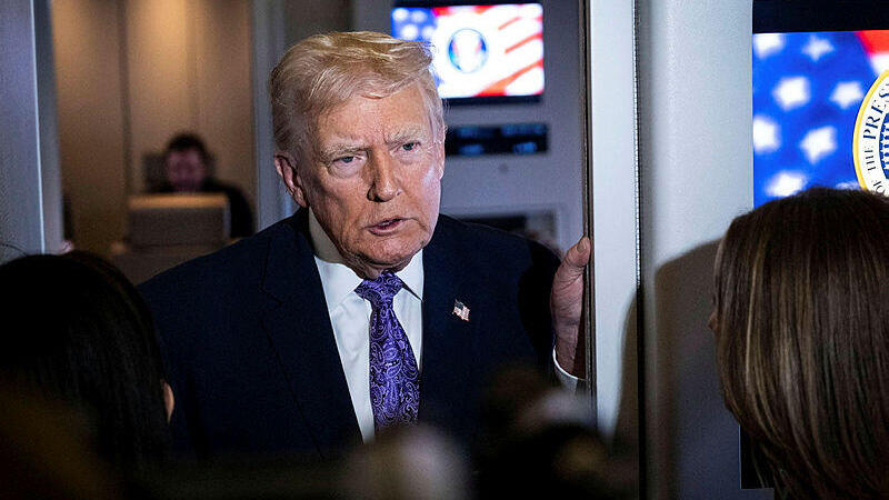 נשיא ארה"ב דונלד טראמפ על האייר פורס 1