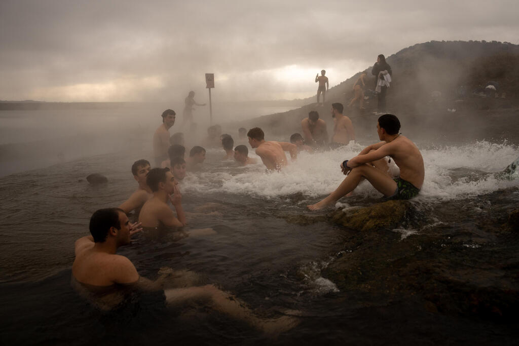 Soldiers and civilians bathe in a hot spring near Mount Bental following a ceasefire agreement between Israel and Lebanon (Golan Heights, November 27, 2024) (Photo: Ohad Zwigenberg, AP) לאחר שנחתם הסכם הפסקת אש בין ישראל ללבנון הגיעו חיילים ואזרחים לטבול בבריכת המים החמים שליד הר בנטל. רמת הגולן, 27 בנובמבר 2024