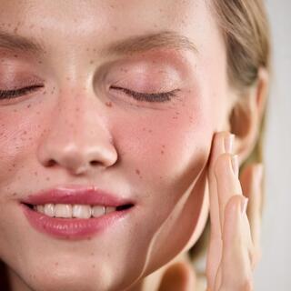 אשה שעברה הזרקת זרע סלמון בפנים