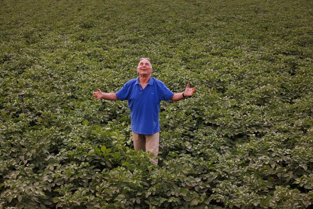 Gadi Mozes, an 81-year-old farmer, was abducted from his home in Kibbutz Nir Oz on October 7. Five of his family members were kidnapped, and his partner, Efrat Katz, was mistakenly killed by an IDF helicopter that fired on the cart they were being transported in en route to Gaza. Upon his release after 482 days in Hamas captivity, Moses declared, “I will do my best to rebuild Nir Oz,” and returned to the kibbutz’s fields (Kibbutz Nir Oz, April 9, 2025) (Photo: Ziv Koren,"Polaris Images", Yedioth Ahronoth) גדי מוזס, חקלאי בן 81, נחטף לעזה ב-7 באוקטובר מביתו בקיבוץ ניר עוז. חמישה מבני משפחתו נחטפו, ובת זוגו, אפרת כץ, נהרגה בשוגג על ידי מסוק צה"ל, שירה על העגלה שעליה הובלו בדרך לעזה. בעת שחרורו מהשבי, לאחר 482 יום, אמר "אעשה כמיטב יכולתי כדי לשקם את ניר עוז", ושב לשדות הקיבוץ. קיבוץ ניר עוז, 9 באפריל 2025