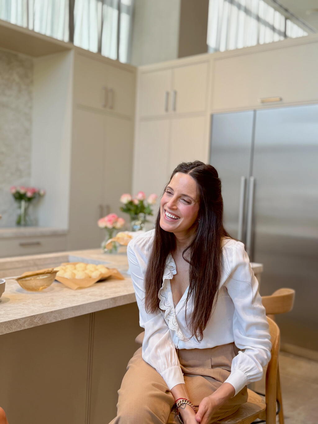 "יש לי עולם שלם משל עצמי, לבד, ואם מישהו מצטרף אליו - זה רק אם הוא ממש משדרג אותו" (צילום: רהב מדיה, אביבי מטבחים) עדי שילון אביבי מטבחים