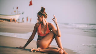 יוגה על החוף בגואה? החל מהקיץ יעלה פחות לטוס לשם