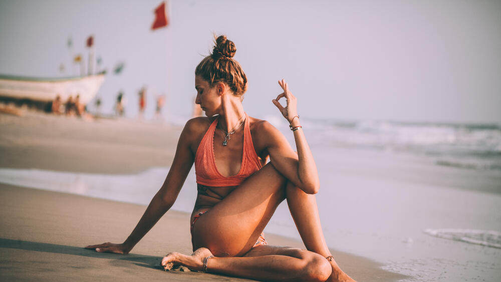 יוגה על החוף בגואה? החל מהקיץ יעלה פחות לטוס לשם