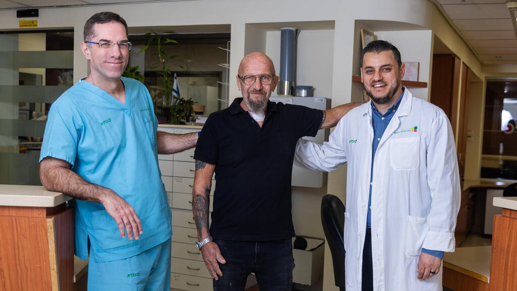Проф. Гидеон Бахар, Шуки Лазарович и доктор Асмат Наджар: пострадавший идет на поправку (Фото: Авигайль Узи) מימין לשמאל: מימין: ד"ר עסמת נג'אר, שוקי לזרוביץ, פרופ' גדעון בכר