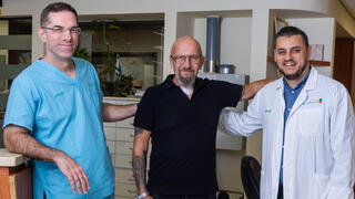 מימין לשמאל: מימין: ד"ר עסמת נג'אר, שוקי לזרוביץ, פרופ' גדעון בכר