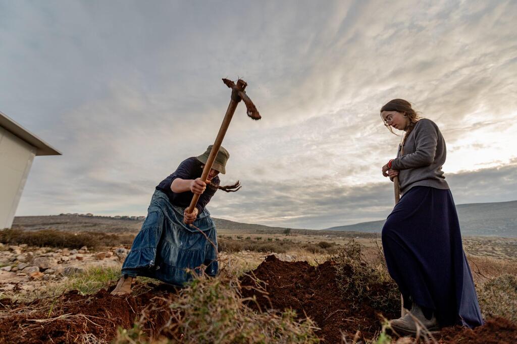 Young women live independently in Maoz Esther settlement in the West Bank. Aged 12 to 18, they tend the land, maintain the site, and pursue religious studies. They view themselves as a new pioneering vanguard. The site has been demolished and rebuilt roughly 30 times in the past five years (West Bank, 2021–2025) (Photo: Maya Meshel) שגרת יומן של נערות בנות 12 עד 18 במאחז מעוז אסתר. הנערות גרות לבדן במבנה שהקימו בכוחות עצמן, ועוסקות בעיבוד האדמה, בתחזוקת המקום ובלימודי קודש. על פי אמונתן, הן מייצגות את חוד החנית של החלוציות העכשווית. בחמש השנים האחרונות, המאחז נהרס ונבנה מחדש כ-30 פעם. הגדה המערבית, 2021-2025