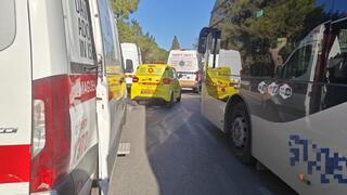  זירת תאונה בה הולך רגל נפגע מרכב ברחוב אברהם רקנאטי בירושלים