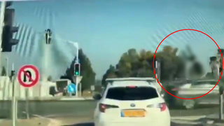 תיעוד: רכב פוגע ברוכב אופנוע בצומת ליד מושב ברכיה