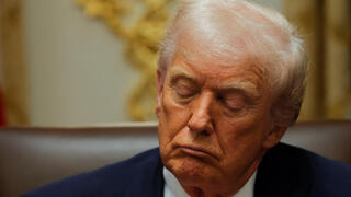 נשיא ארה"ב דונלד טראמפ עם עיניים עצומות בישיבת קבינט