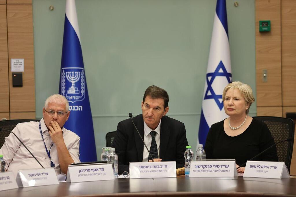 Knesset Foreign Affairs and Defense Committee Chairman Boaz Bismuth and legal adviser Miri Frenkel-Shor (Photo: Alex Kolomoisky) בועז ביסמוט, יו"ר ועדת החוץ והביטחון בדיון על חוק הגיוס