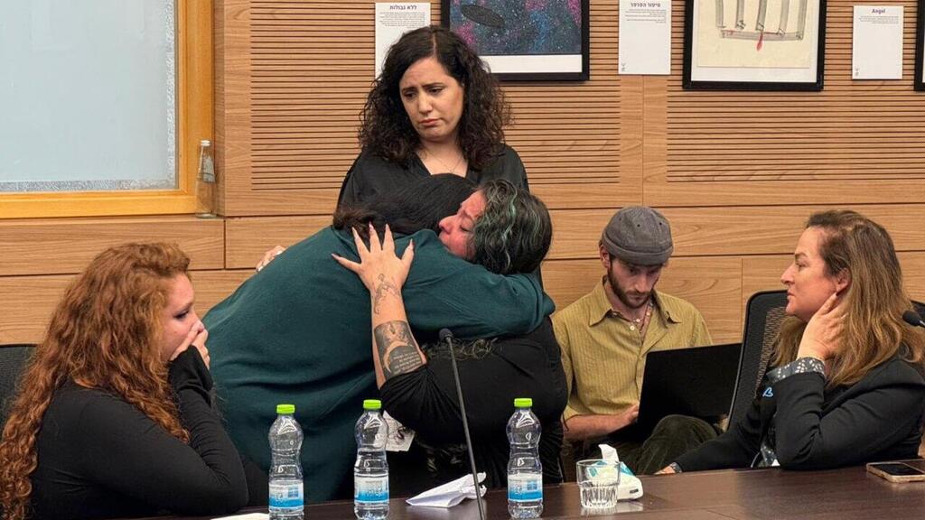 Заседание комиссии по статусу женщин (Фото: Шмулик Гроссман, пресс-служба кнессета) ח״כ מטי צרפתי הרכבי וח״כ לזימי מחבקות את נותנת העדות הדר