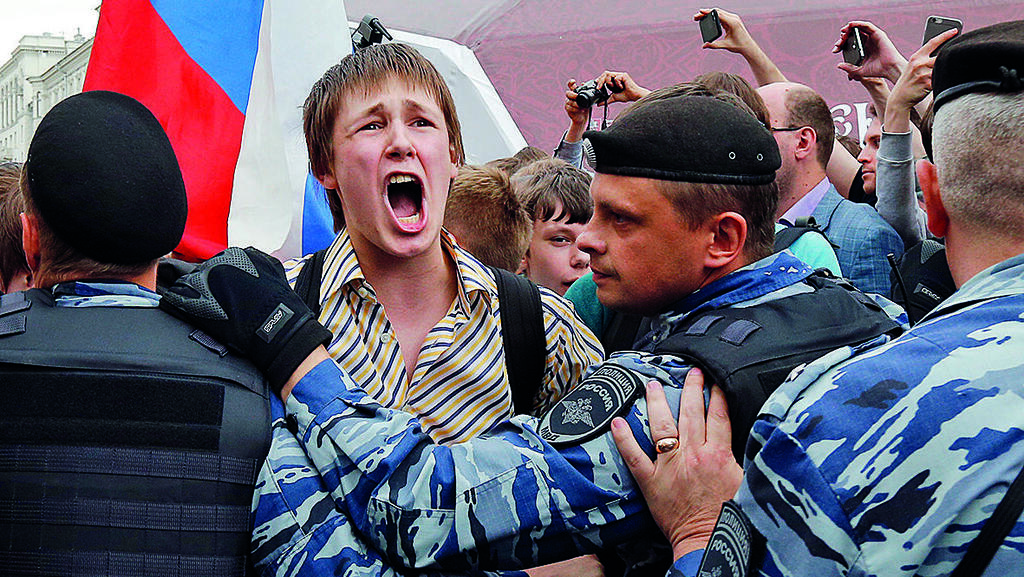 מפגין ברוסיה נגד השחיתות במשטר פוטין