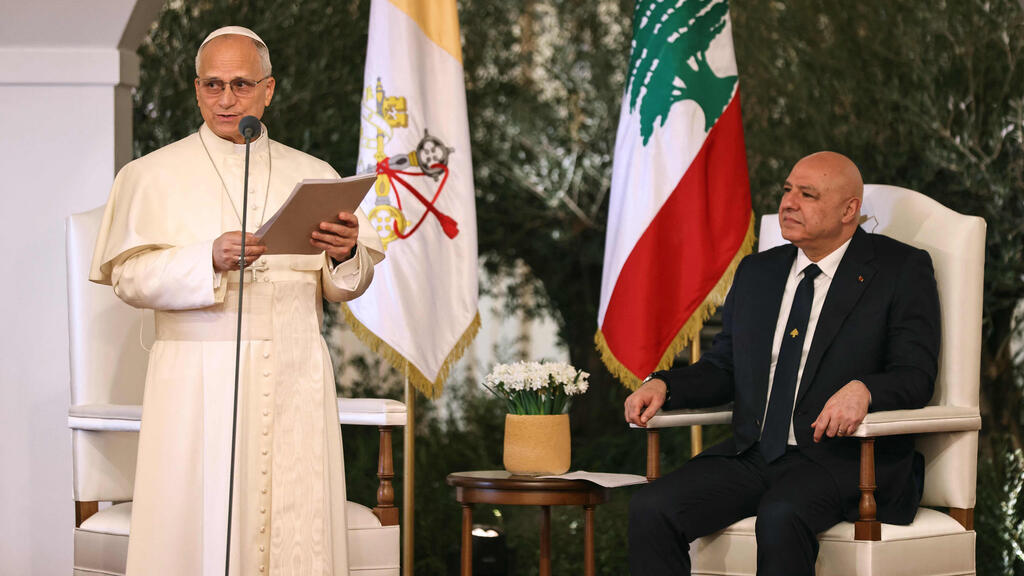 Pope meets with Lebanese President Joseph Aoun (Photo: Ibrahim Amro / AFP) האפיפיור יחד עם נשיא לבנון ג'וזף עאון