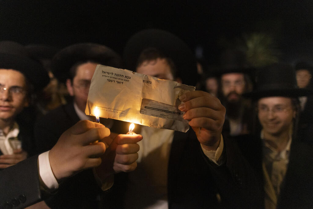 Ultra-Orthodox protesters burn draft notices near a military prison where Haredi draft dodgers are held (Near Camp Gur, Beit Lid, August 14, 2025) (Photo: Tomer Appelbaum, 'Ha'aretz') צעירים חרדים שורפים צו גיוס במהלך פעולות מחאה מחוץ לבית הכלא הצבאי שבו מוחזקים עריקים חרדים. ליד מחנה גור (בית ליד), 14 באוגוסט 2025