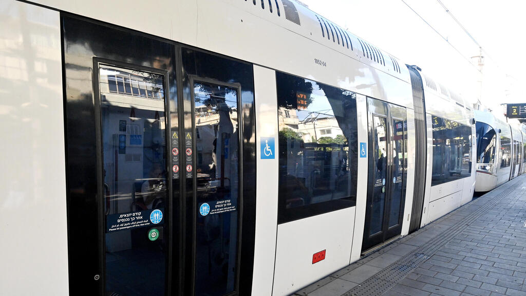 Метротрамвай в Гуш-Дане (Фото: Коби Куанкес) תחנת אלנבי של הרכבת הקלה בתל אביב, ללא אבטחה