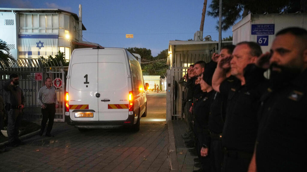 Доставка тела на экспертизу в Абу-Кабир 2 декабря (Фото: AP Photo/Ohad Zwigenberg) השיירה מגיעה לאבו כביר
