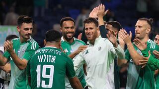 שחקני מכבי חיפה חוגגים עם גיא מלמד