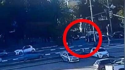 תיעוד: תאונת פגע וברח בחולון, הנהג הפוגע עוזב את רכבו לאחר שפגע ובורח מזירת התאונה