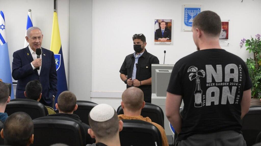 Беседа Нетаниягу с новобранцами боевых частей (Фото: Амос Бен-Гершом, ЛААМ) ראש הממשלה בנימין נתניהו ביקר בבקו״ם ונפגש עם מתגייסים לחיל הנדסה קרבית