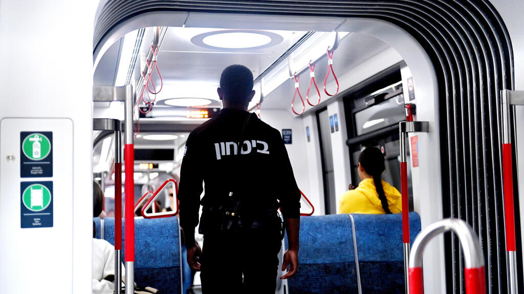 Охранник в вагоне метротрамвая в Гуш-Дане (Фото: Коби Куанкес) תחנת אלנבי של הרכבת הקלה בתל אביב, ללא אבטחה