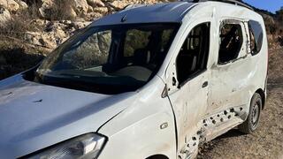 רכבו של המחבל שביצע את פיגוע הדריסה בחברון סמוך לקריית ארבע