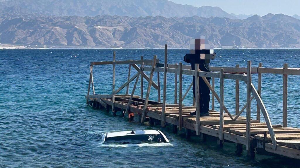 Затонувший автомобиль возле пляжа Ха-Декель в Эйлате (Фото: оперативная съемка МАДА) רכב שהתדרדר למים סמוך לחוף הדקל באילת