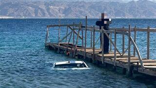 רכב שהתדרדר למים סמוך לחוף הדקל באילת