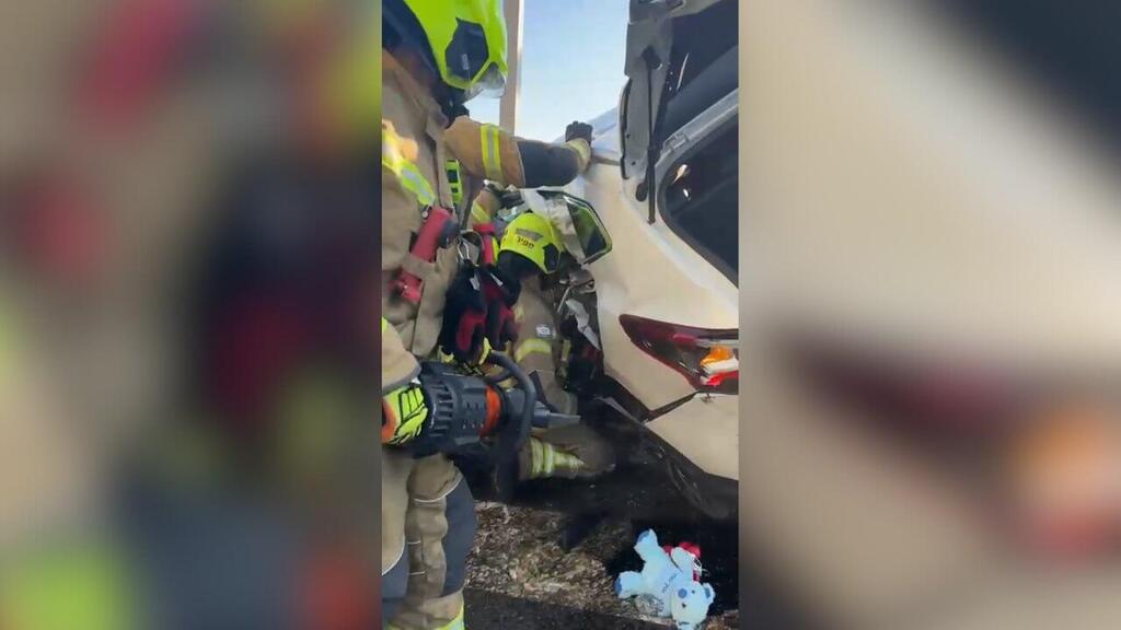 Спасение пострадавшей в ДТП в Холоне (Публикуется в соответствии с п. 27 алеф Закона об авторских правах) זירת התאונה בחולון, תאונת פגע וברח