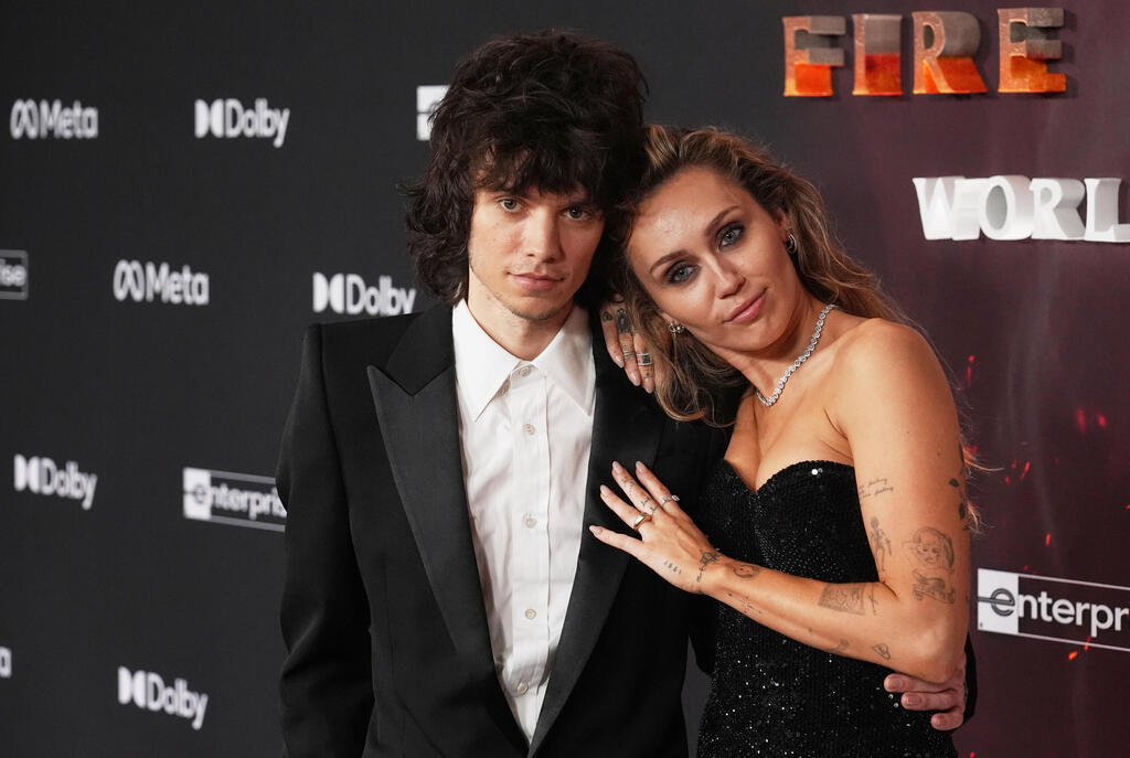 מיילי סיירוס מקס מורנדו