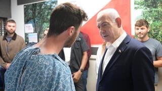ראש הממשלה נתניהו בביקור לוחמים שנפצעו מאירוע ההיתקלות בסוריה במרכז הרפואי שיבא