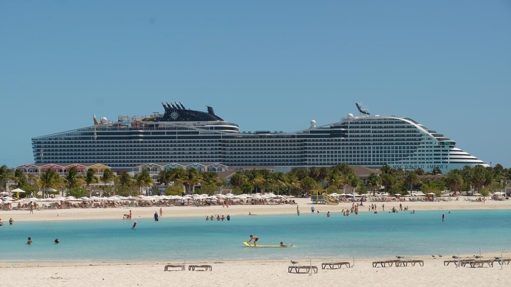 Круизный лайнер MSC World America (Фото: JMT Photography and Media / shutterstock) האונייה MSC World America עוגנת באושן קיי, בהאמה