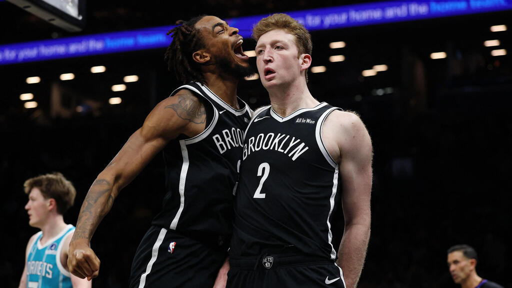 שחקן ברוקלין נטס דני וולף עם ניק קלקסטון