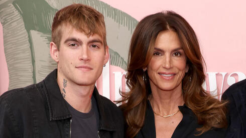 פרסלי גרבר עם ההורים סינדי קרופורד ורנדי גרבר