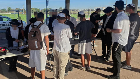 חלק מהתלמידים הביאו תפילין מהבית