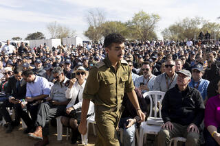 עידן אלכסנדר לובש מדים במתחם הנובה