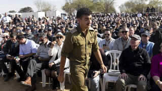 עידן אלכסנדר לובש מדים במתחם הנובה