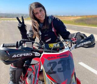 גל הראל, כמעט ונפלה קורבן לעוקץ של בני הזוג מחמוד כנעאן ובתל-אל מויאל