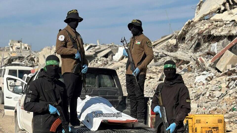 Палестинские боевики с телом, обнаруженным на севере Газы מחבלי חמאס טוענים כי איתרו גופת חלל חטוף
