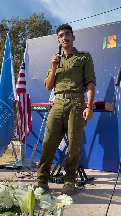 עידן אלכסנדר לובש מדים במתחם הנובה