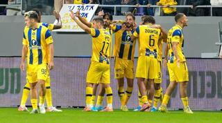 שחקני מכבי תל אביב חוגגים