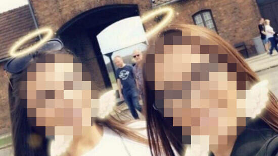 סלפי של צעירות באושוויץ, ארכיון