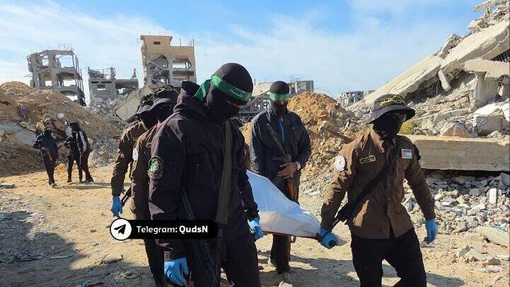 Палестинские боевики с телом, обнаруженным на севере Газы מחבלי חמאס טוענים כי איתרו גופת חלל חטוף