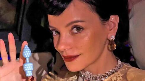 לילי אלן עם המוצר החדש שלה