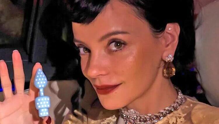 לילי אלן עם המוצר החדש שלה